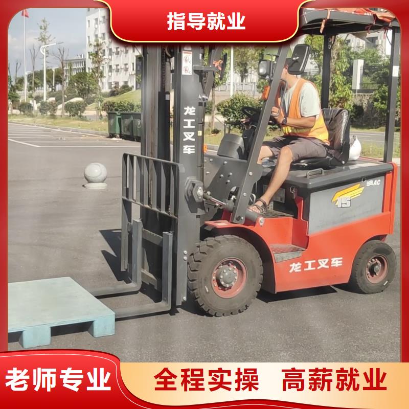 参观挖机实训基地学真技术