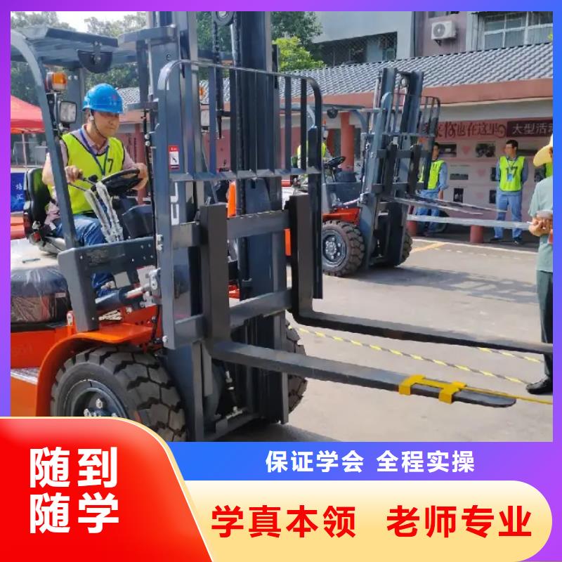 挖机学校管理严格吗学真本领