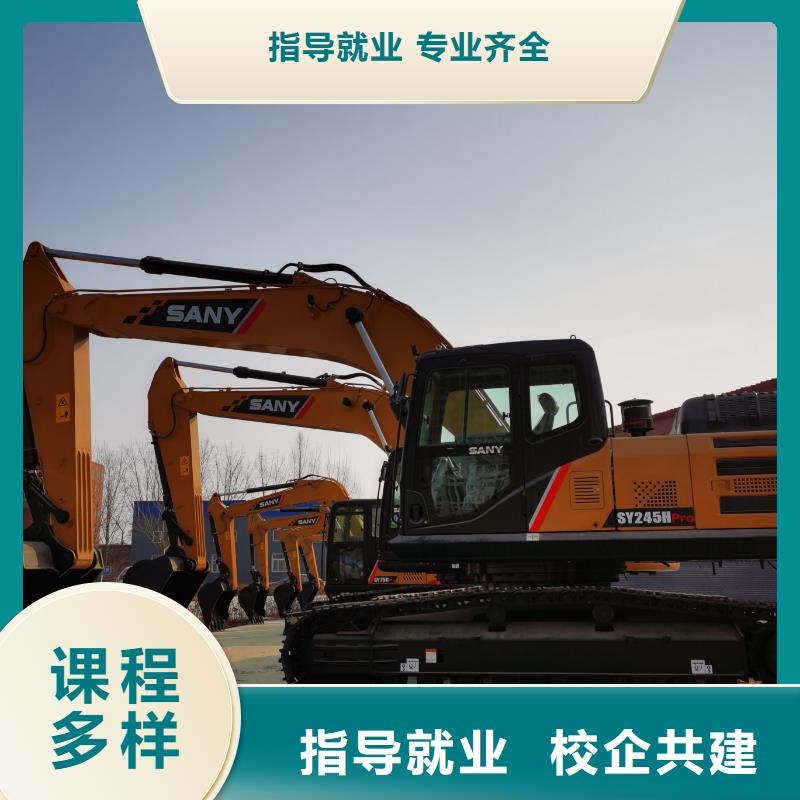 参观挖机实训基地学真技术