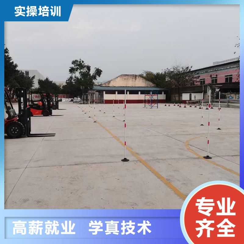 参观挖机实训基地学真技术