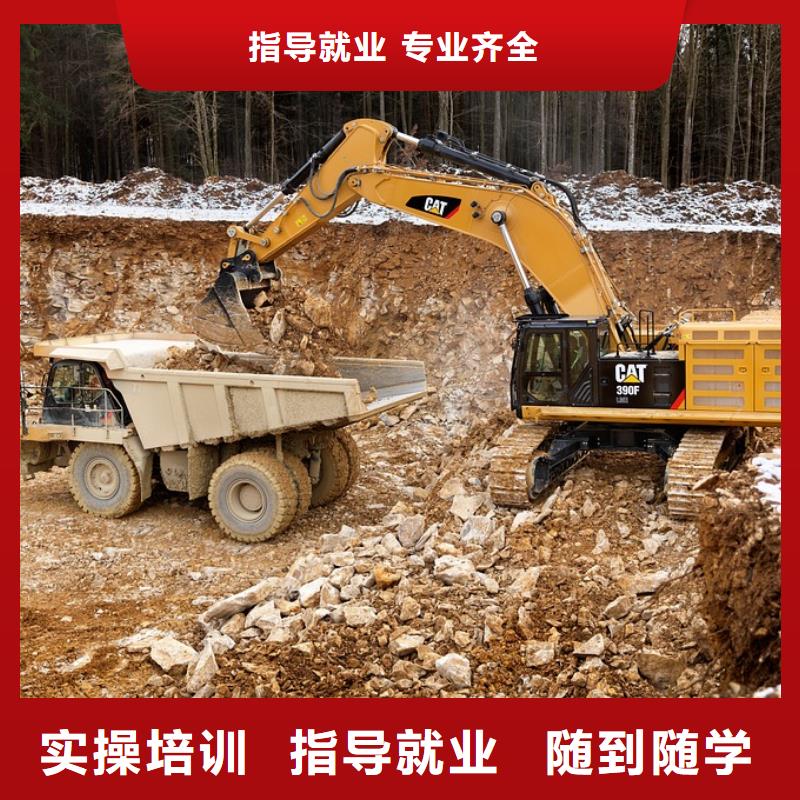 参观挖机实训基地学真技术