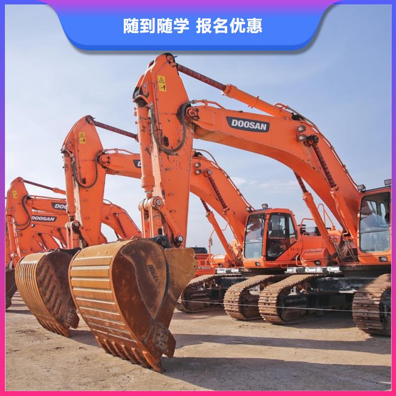 参观挖机实训基地学真技术