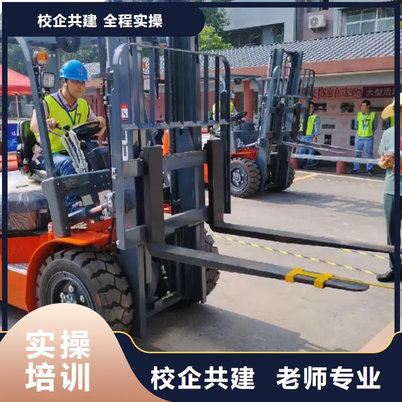 参观挖机实训基地学真技术